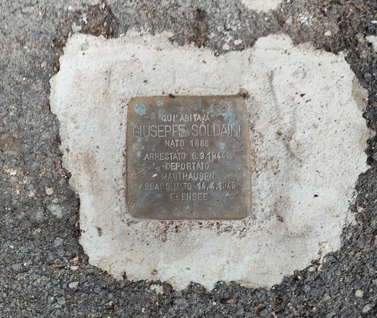 Pietra d'inciampo dedicata a Giuseppe Soldani, rappresenta la memoria di un deportato.