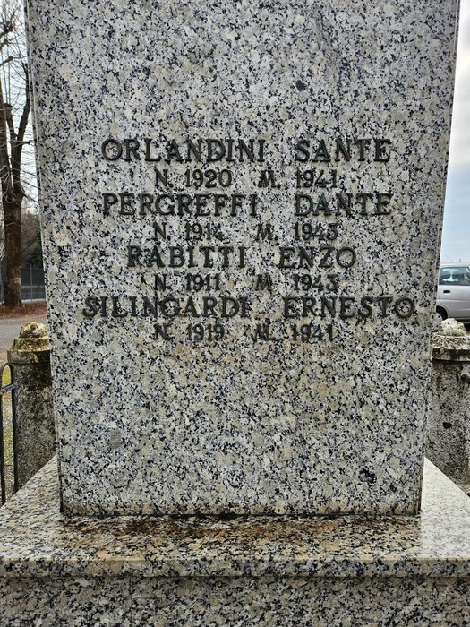 Monumento ai caduti di Fogliano, dedicato ai soldati nel conflitto, con nomi incisi su pietra.