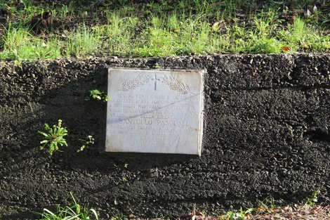 Lapide commemorativa di Santullo, incastonata in un terreno erboso, a ricordo di un evento significativo.