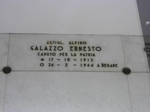 Sepolcro di Galazzo: omaggio al caporale alpino caduto per la patria, con dati commemorativi e simbolo del sacrificio.