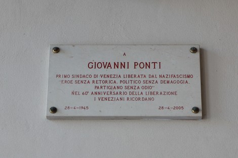 Lapide commemorativa dedicata a Giovanni Ponti, primo sindaco di Venezia post-Nazifascismo, con date significative.
