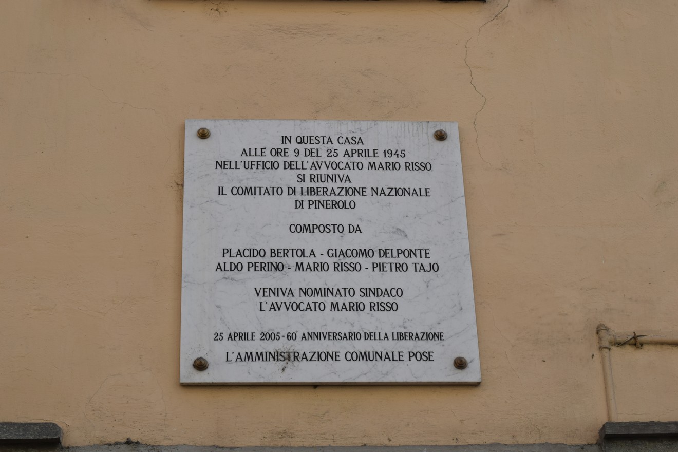 Lapide commemorativa del CLN di Pinerolo, dedicata alla liberazione e ai suoi protagonisti storici.