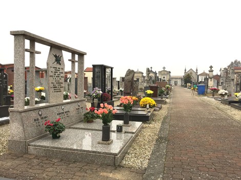 Sacrario dei caduti del gruppo Casarini, con fiori e cimitero in un'atmosfera di rispetto e commemorazione.
