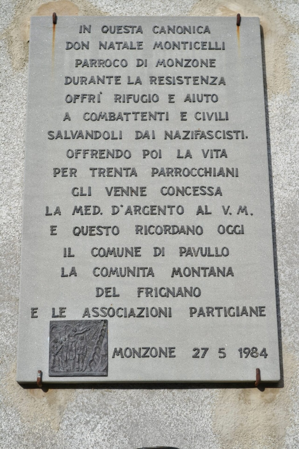 Lapide commemorativa a Monticelli, dedicata al parroco Don Natale Monticelli e ai partigiani.
