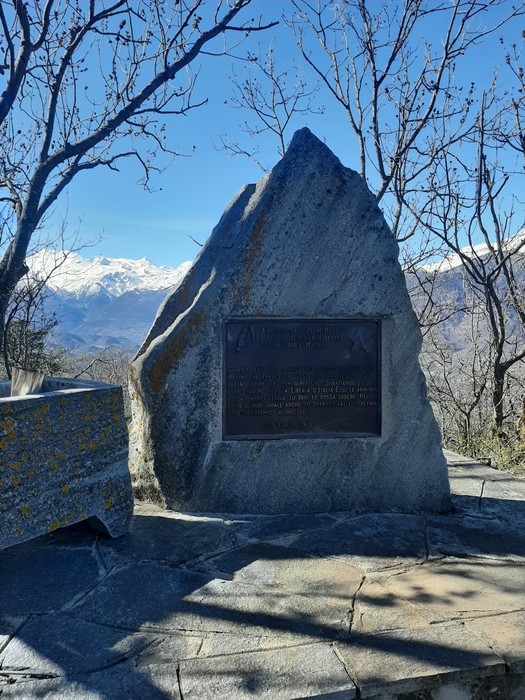 Monumento agli alpini e partigiani, con vista panoramica sulle montagne circostanti.