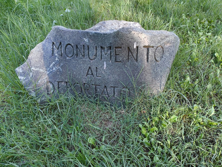 Monumento in memoria delle vittime della deportazione, situato in un'area verde.