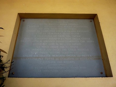 Lapide commemorativa in ricordo dei caduti nel bombardamento di Ponzano, con messaggi di memoria e speranza.