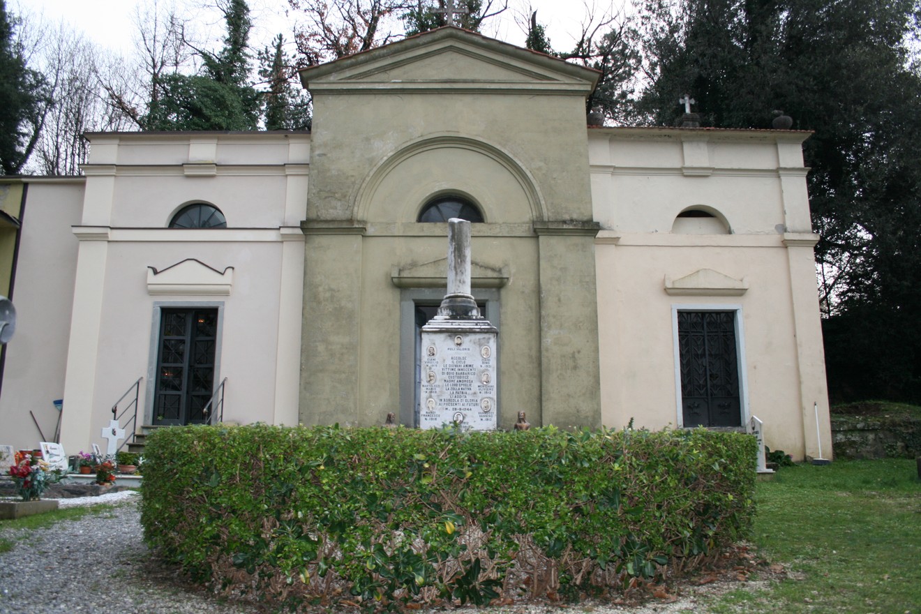 Monumento del cimitero di San Felice, con architettura sobria e verde circostante.