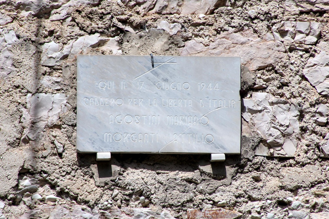 Lapide commemorativa dedicata a Agostini e Morganti, eroi della libertà in Italia.