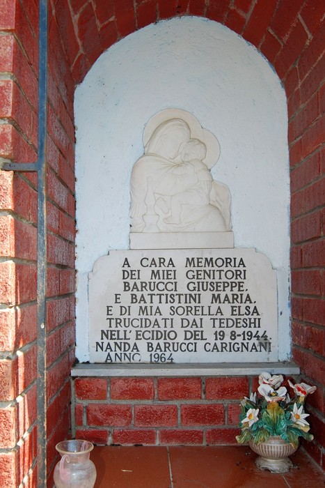 Tabernacolo dedicato alla famiglia Barucci, in memoria dei genitori e della sorella, con un rilievo sacro.