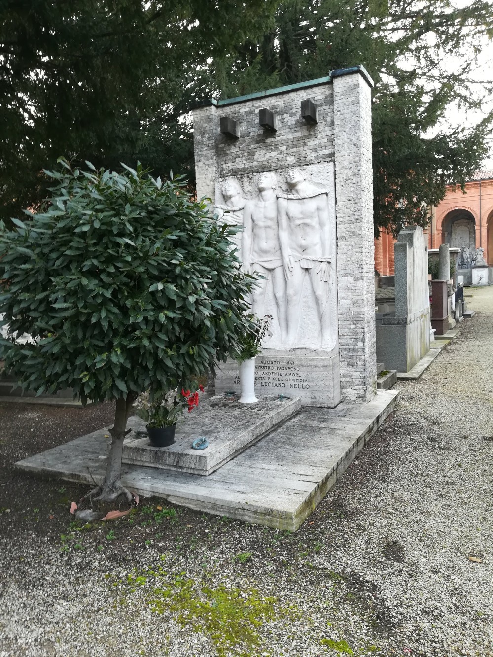 Sepolcro degli Orsini, monumento funebre con sculture, situato in un cimitero storico.
