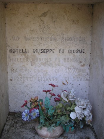 Tabernacolo con fiori artificiali e incisioni dedicate a Rotelli e altri.