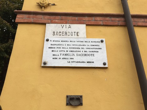 Lapide commemorativa dedicata alla famiglia Sacerdote e alle vittime delle persecuzioni nazifasciste.