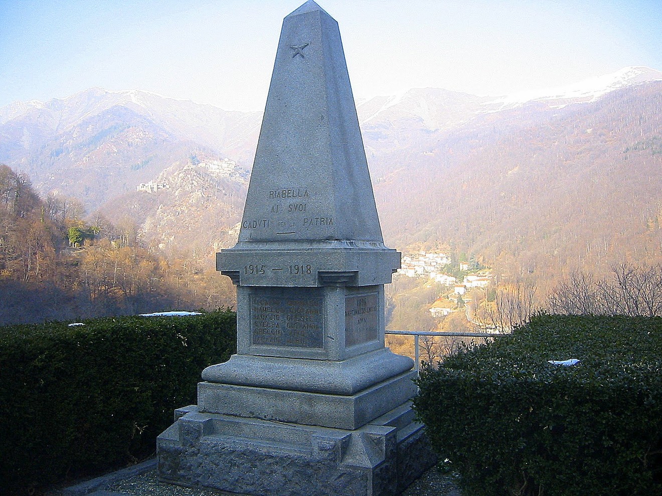 Monumento commemorativo ai caduti di Riabella, dedicato ai sacrifici della Prima Guerra Mondiale.