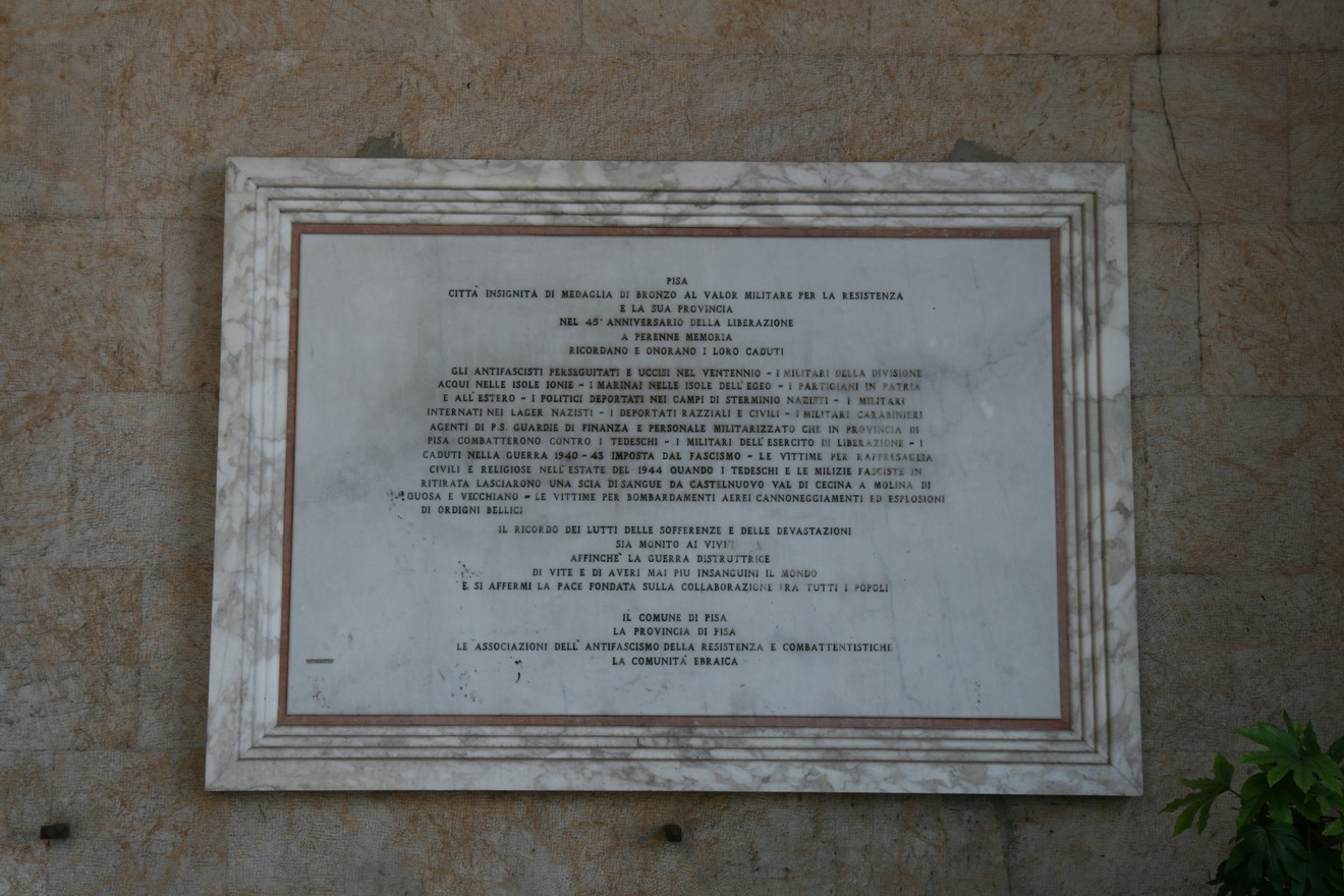Lapide commemorativa situata presso il municipio, commemorante eventi storici locali.
