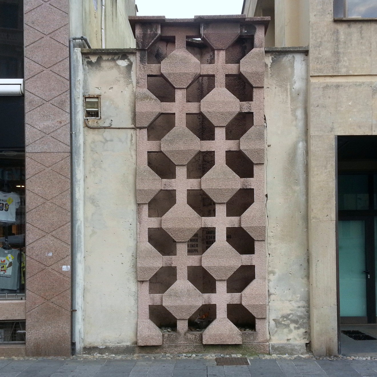 Monumento ai fucilati in piazza Cavour, Comune di Novara (NO), foto 1