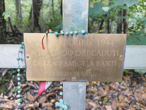 Croci commemorative nel bosco, in memoria dei caduti della famiglia Fanti, settembre 1944.