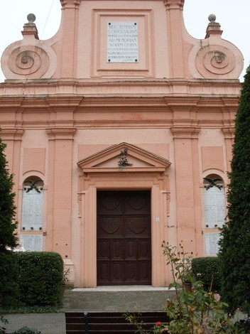 Lapidi commemorative ai caduti situate nella chiesa di Castellarano, simbolo di memoria e rispetto.