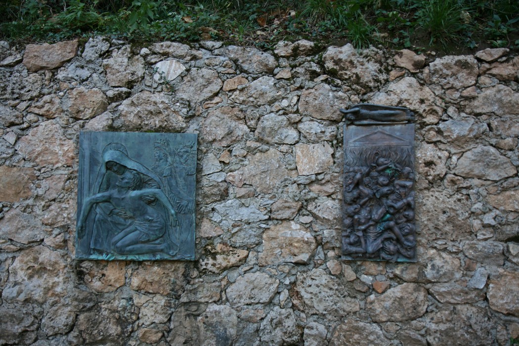 Rappresentazione della Via Crucis a Sant'Anna di Stazzema, con opere che evocano la spiritualità del cammino.
