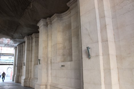 Interno del "Sacrario del Ponte Monumentale", con pareti in pietra e dettagli architettonici.