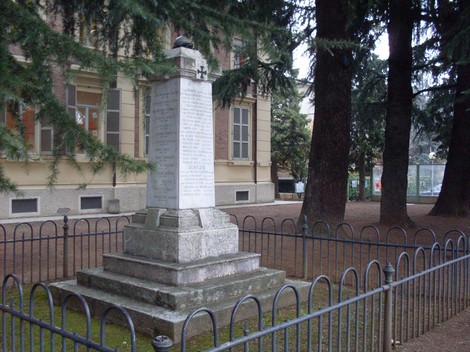 Monumento ai Caduti di Rivalta, dedicato ai memoriali dei soldati nella storia locale.