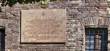 Lapide commemorativa del Comando dei fucilieri alleati, situata su un muro di mattoni.
