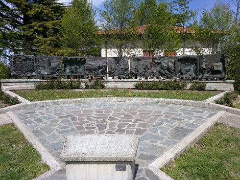 Monumento alla Resistenza femminile, celebra il coraggio e il contributo delle donne durante il conflitto.