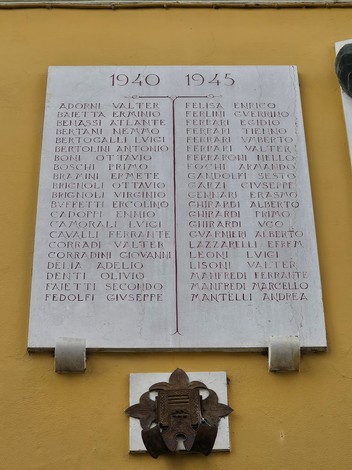 Lapidi commemorative in onore dei caduti, con nomi e date scolpiti su marmo.