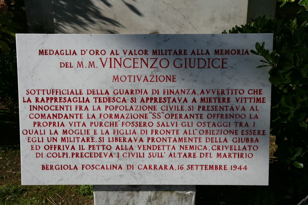 Monumento in memoria di Vincenzo Giudice, decorato per il suo coraggio durante la Seconda Guerra Mondiale.