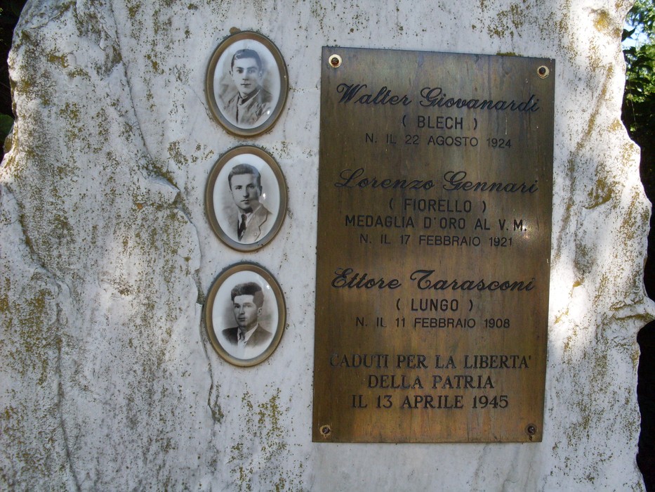 Monumento commemorativo dedicato ai caduti Giovanardi, Gennari e Tarasconi, ricordati per il loro sacrificio.