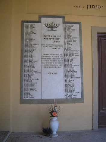 Lapide commemorativa nel Cimitero Ebraico, con nomi e simboli della tradizione ebraica.