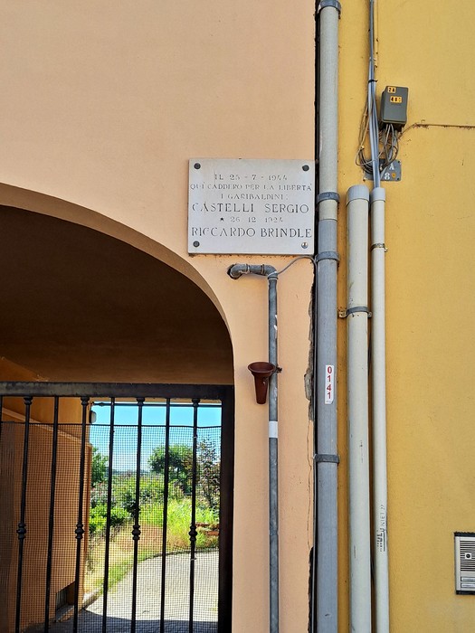 Lapide a Castelli e Brindle, Comune di San Gillio (TO), foto 2