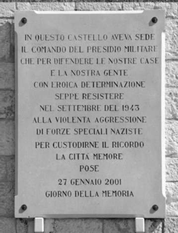 Lapide commemorativa del Presidio militare, dedicata al ricordo della resistenza contro l'aggressione nazista.