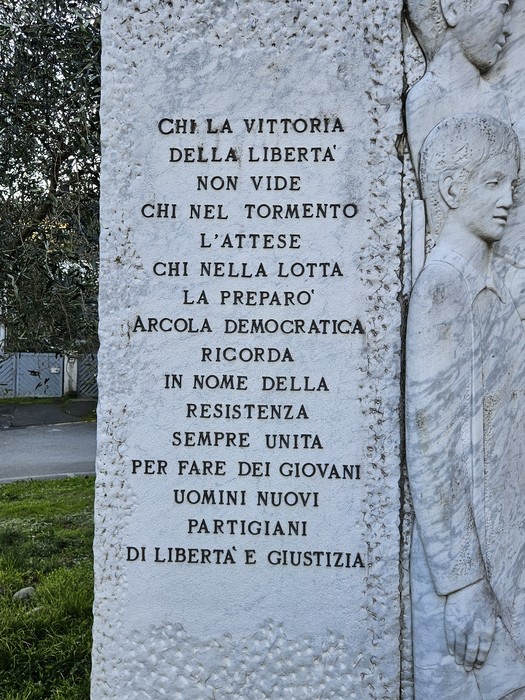 Monumento alla Resistenza, opera che celebra la libertà e il sacrificio nella lotta per i diritti umani.
