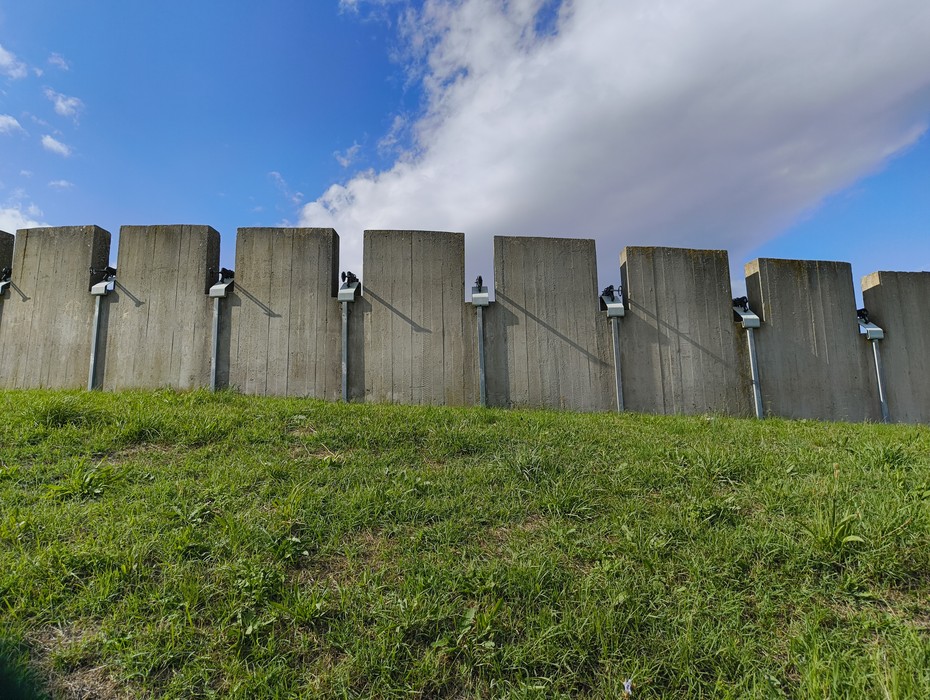 Monumento ai partigiani caduti a Monte Sabbiuno, simbolo di memoria e resistenza.