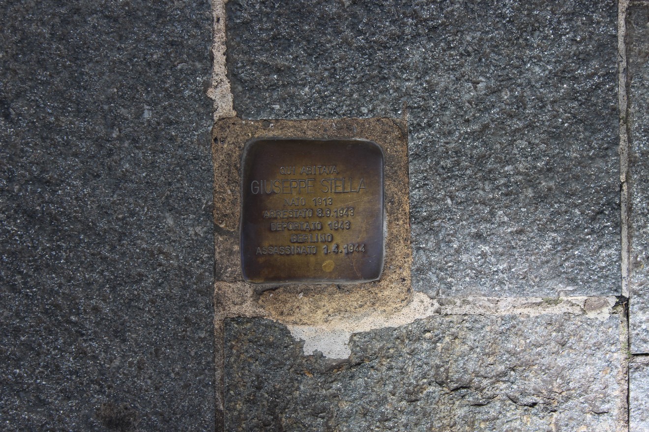 Pietra d'inciampo dedicata a Giuseppe Stella, commemorazione su una pavimentazione in pietra.
