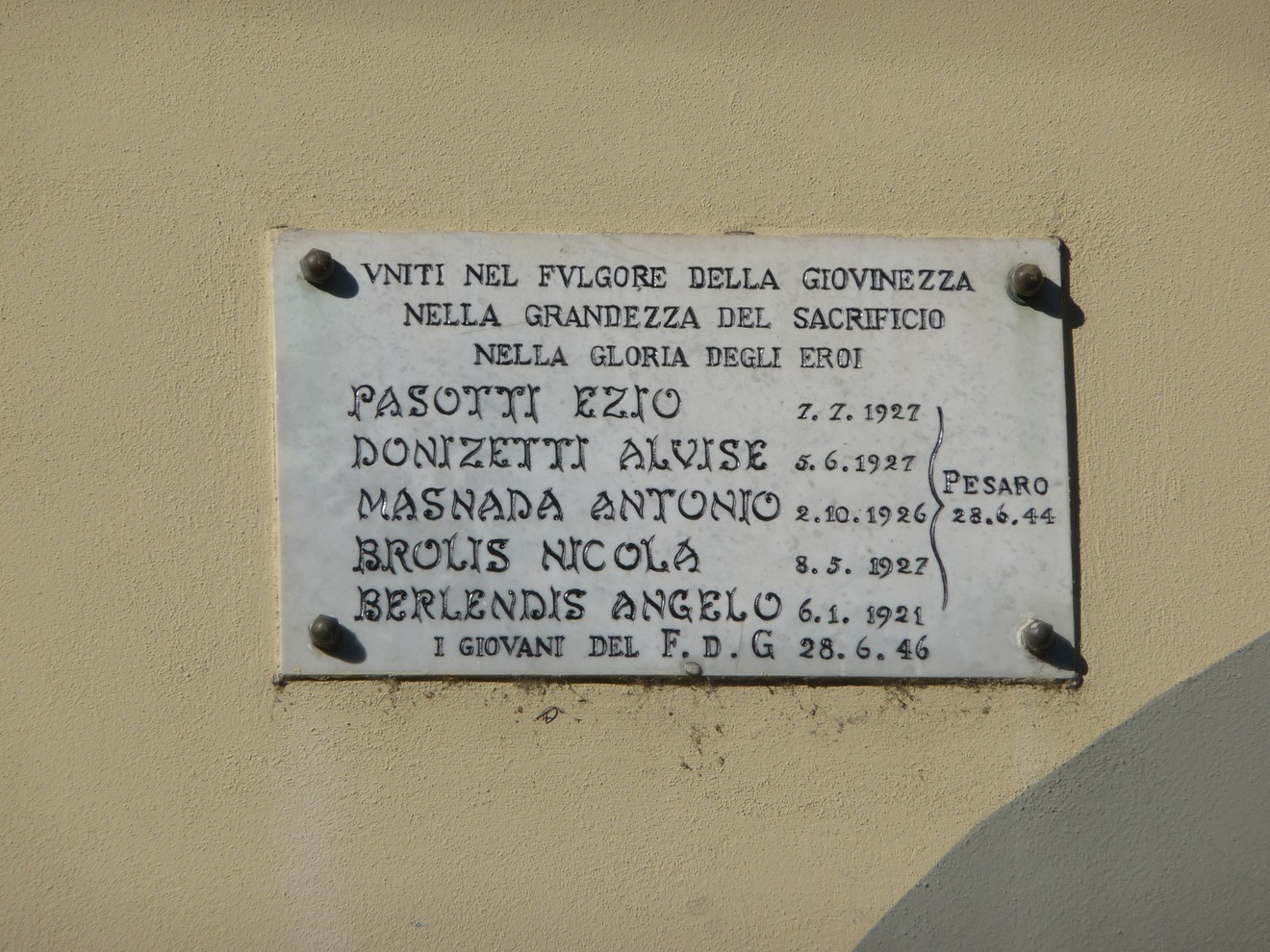 Lapide commemorativa ai caduti antifascisti di Porta Dipinta, con nomi e date di persone onorate.