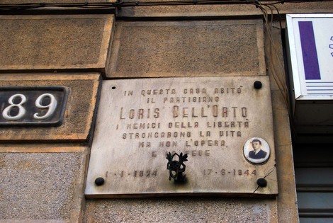 Lapide commemorativa dedicata al partigiano Loris Dell'Orto, ubicata nella sua abitazione storica.