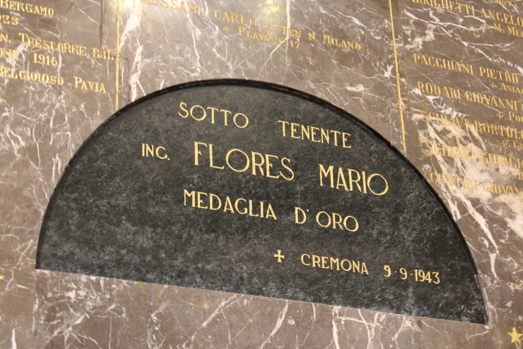 Targa commemorativa in marmo dedicata a Mario Flores, Sottotenente insignito di Medaglia d'Oro, Tempio dei Caduti.