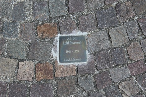 Pietra d'inciampo dedicata a Luigi Secondari, partigiano, commemorata in un pavimento di pietre.