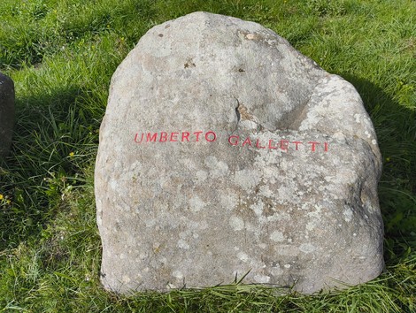 Monumento ai partigiani caduti a Monte Sabbiuno, commemorando il sacrificio nella lotta per la libertà.