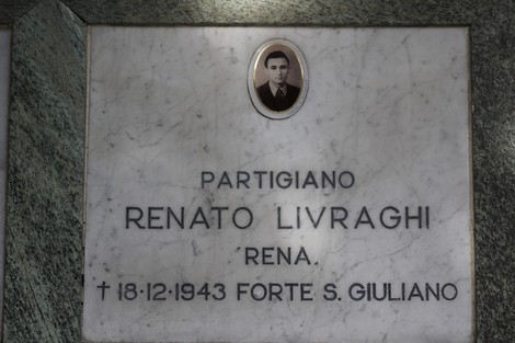 Sacrario dei caduti per la Liberazione, commemorazione di un partigiano con nome e data di morte.