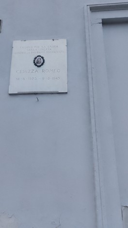 Lapide commemorativa dedicata a Cerizza Romeo, con data di nascita e morte, incastonata in una parete.