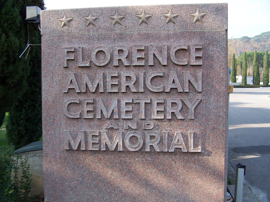 Cimitero Militare Americano di Firenze, con monumento commemorativo e giardini ben curati.