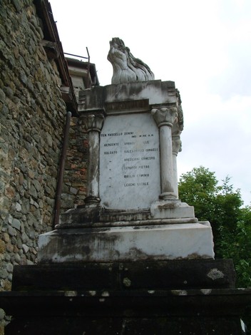 Monumento ai caduti, commemorazione in onore dei combattenti e simbolo di memoria storica locale.