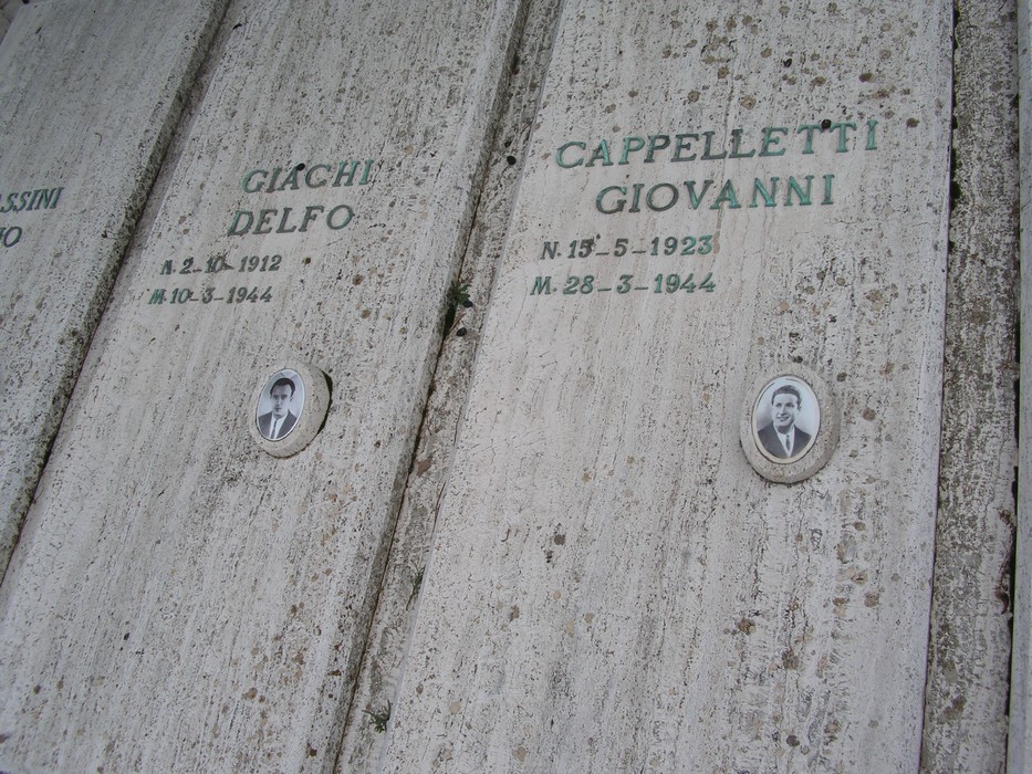 Sepolcro dei caduti sangimignanesi, monumento commemorativo con i nomi dei defunti e le loro fotografie.