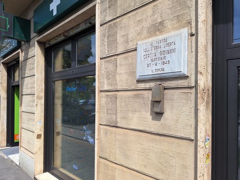 Lapide commemorativa dedicata a Giovanni Corona, partigiano, con date significative della sua vita.