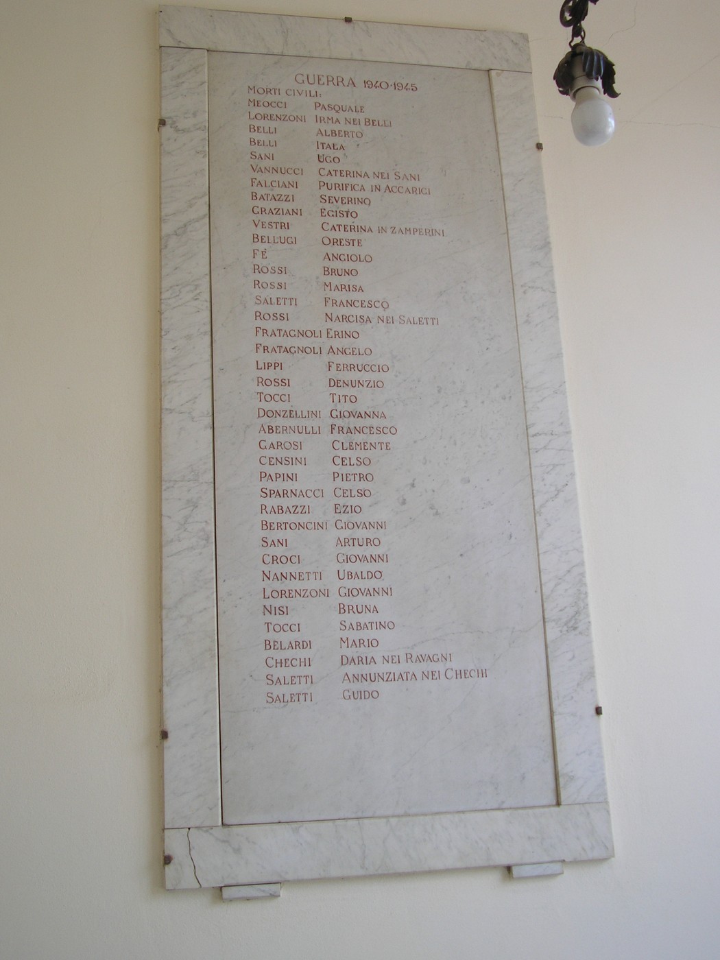 Lapide commemorativa dedicata ai caduti civili, con i nomi dei cittadini vittime di conflitti.