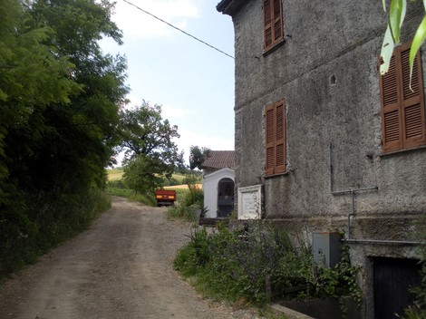 Lapide ai caduti di Cascina Valorsa, situata lungo una strada rurale immersa nella natura.