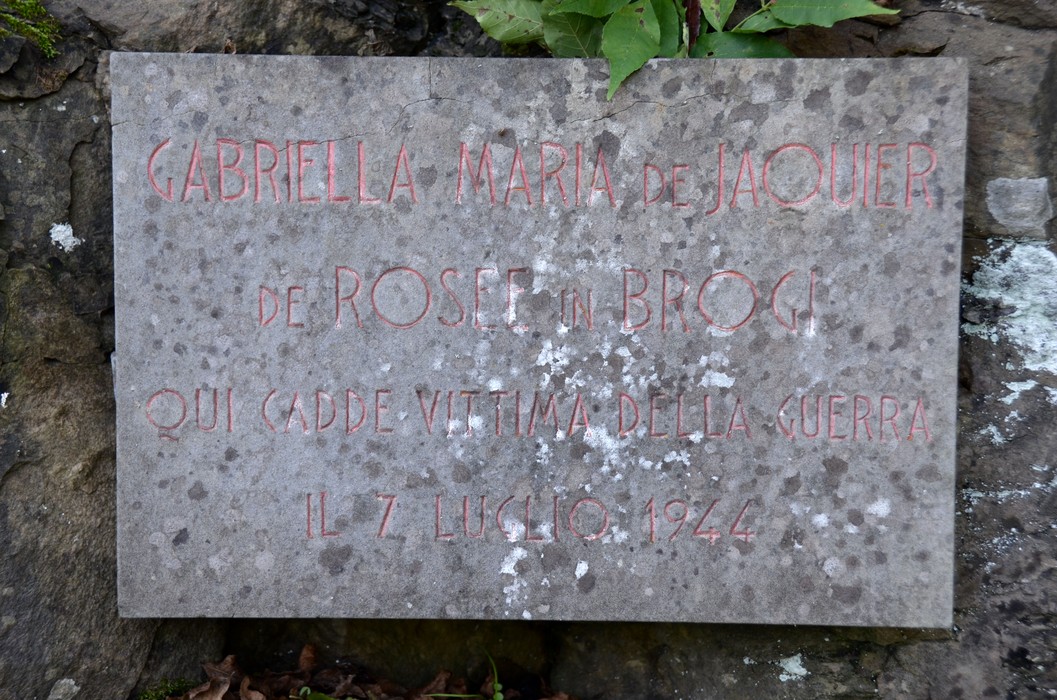 Monumento commemorativo a De Rosée, in ricordo delle vittime della guerra.